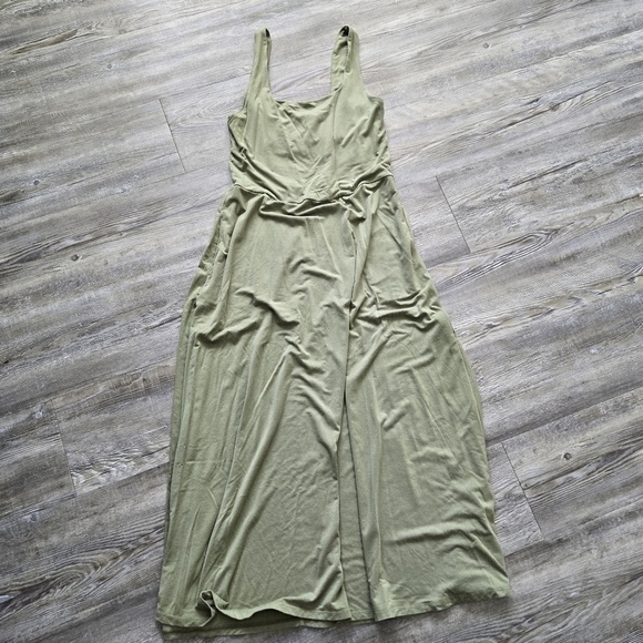 Weekend Dresses & Skirts - Elegant Olive Green Maxi Dress